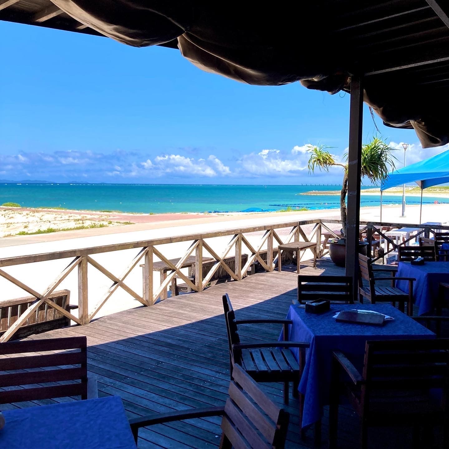 沖縄リゾート婚の結婚式二次会|恩納村・名護の披露宴後に那覇・北谷・沖縄市で開く方法【2026年版】
